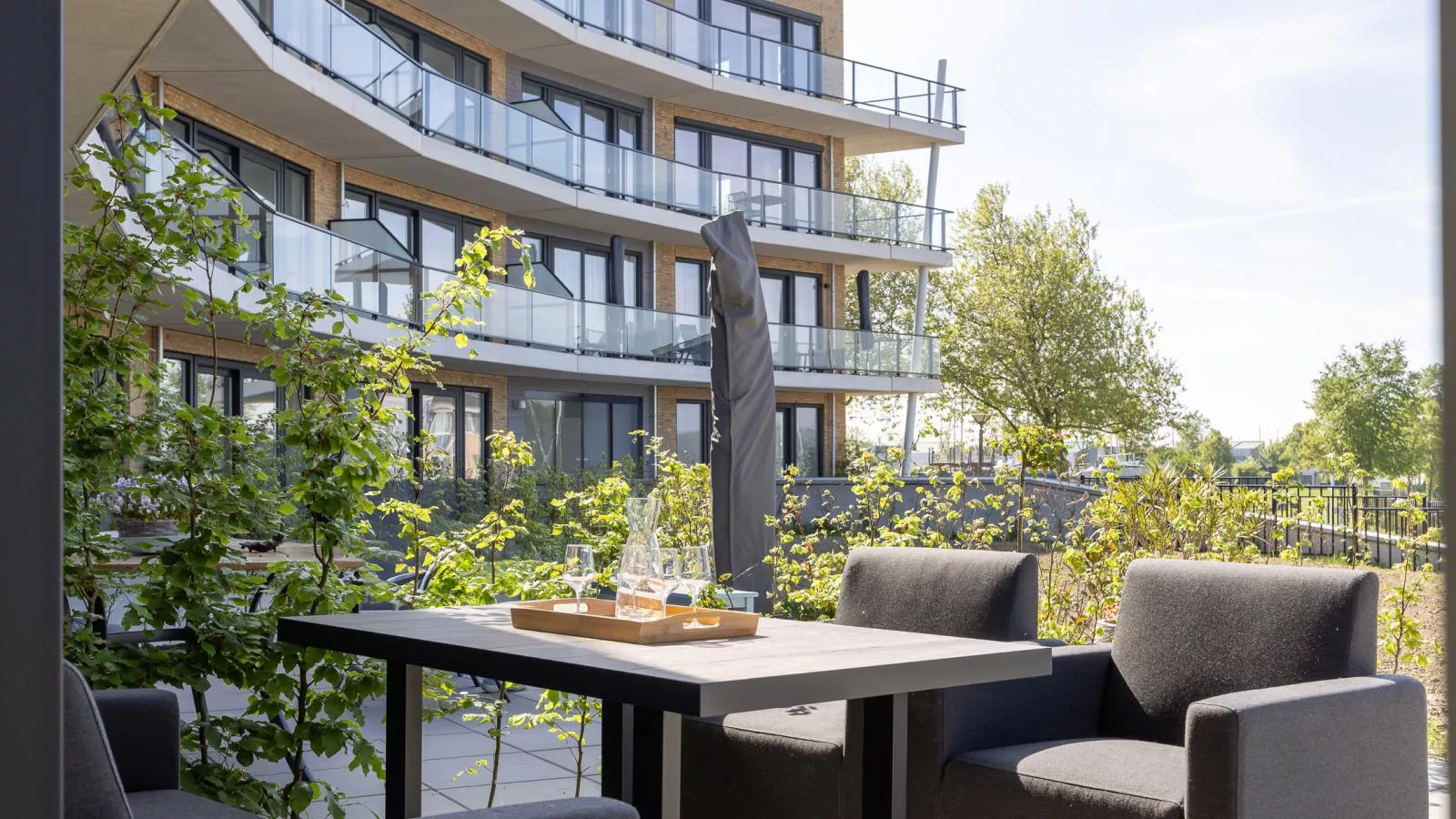 Marina House Kortgene - Gardens in summer