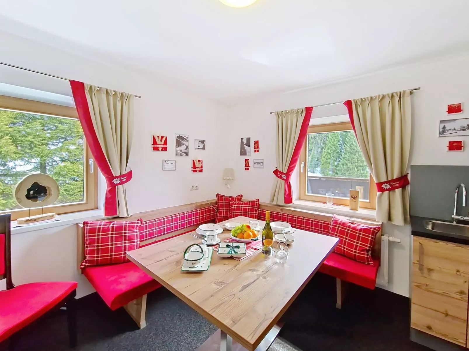 Naviser Hütte - Inside