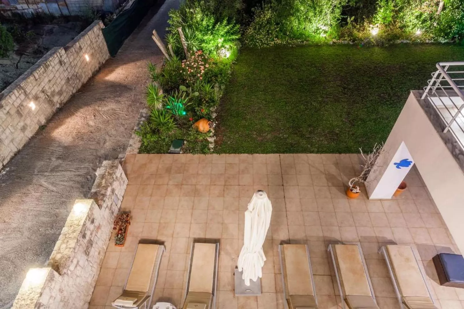 WhiteBlue Spa Villa - Gardens in summer