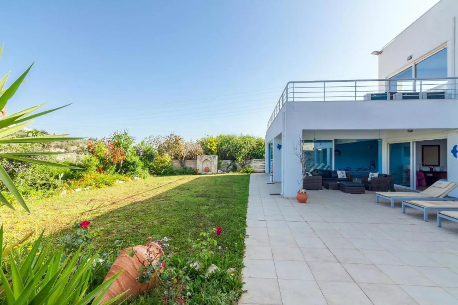 WhiteBlue Spa Villa - Gardens in summer