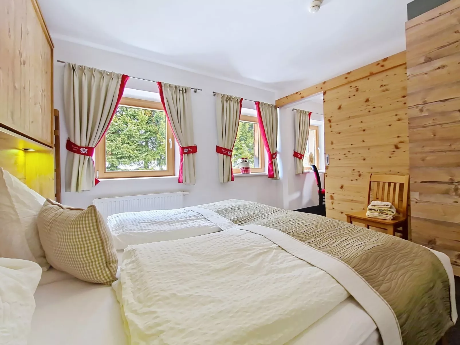 Naviser Hütte - Inside