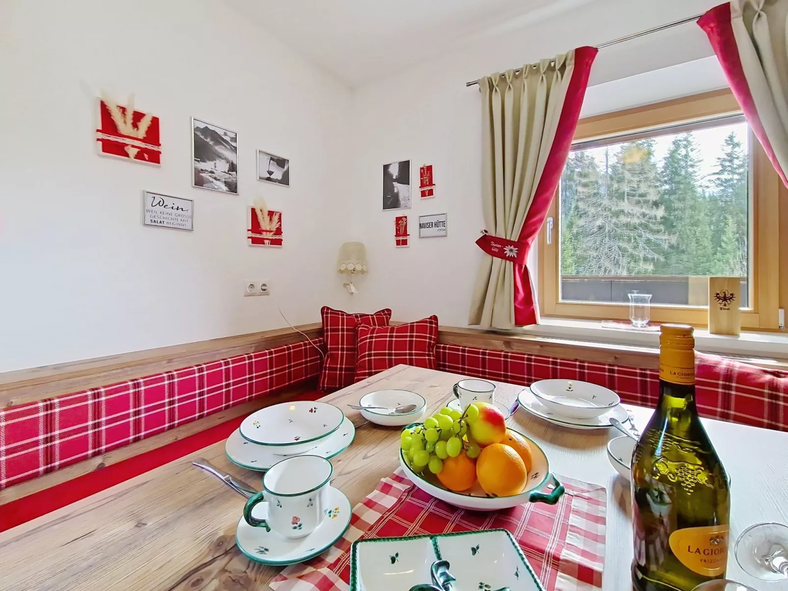 Naviser Hütte - Inside