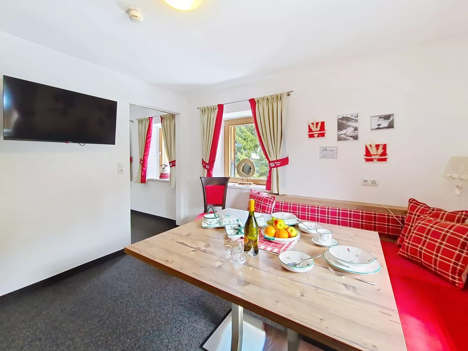 Naviser Hütte - Inside