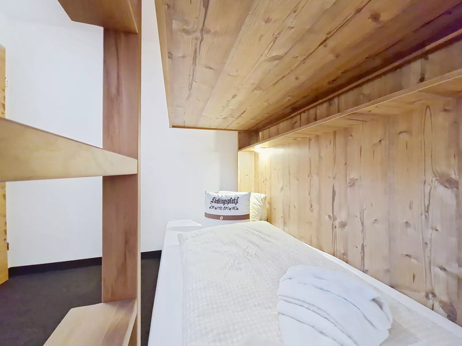 Naviser Hütte - Inside