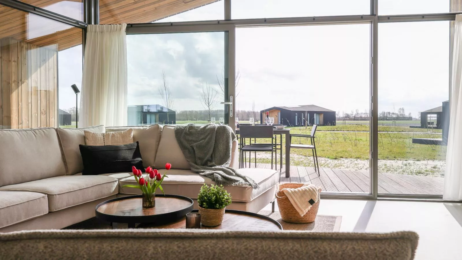 Natuurhuis Oeverlicht - View in summer