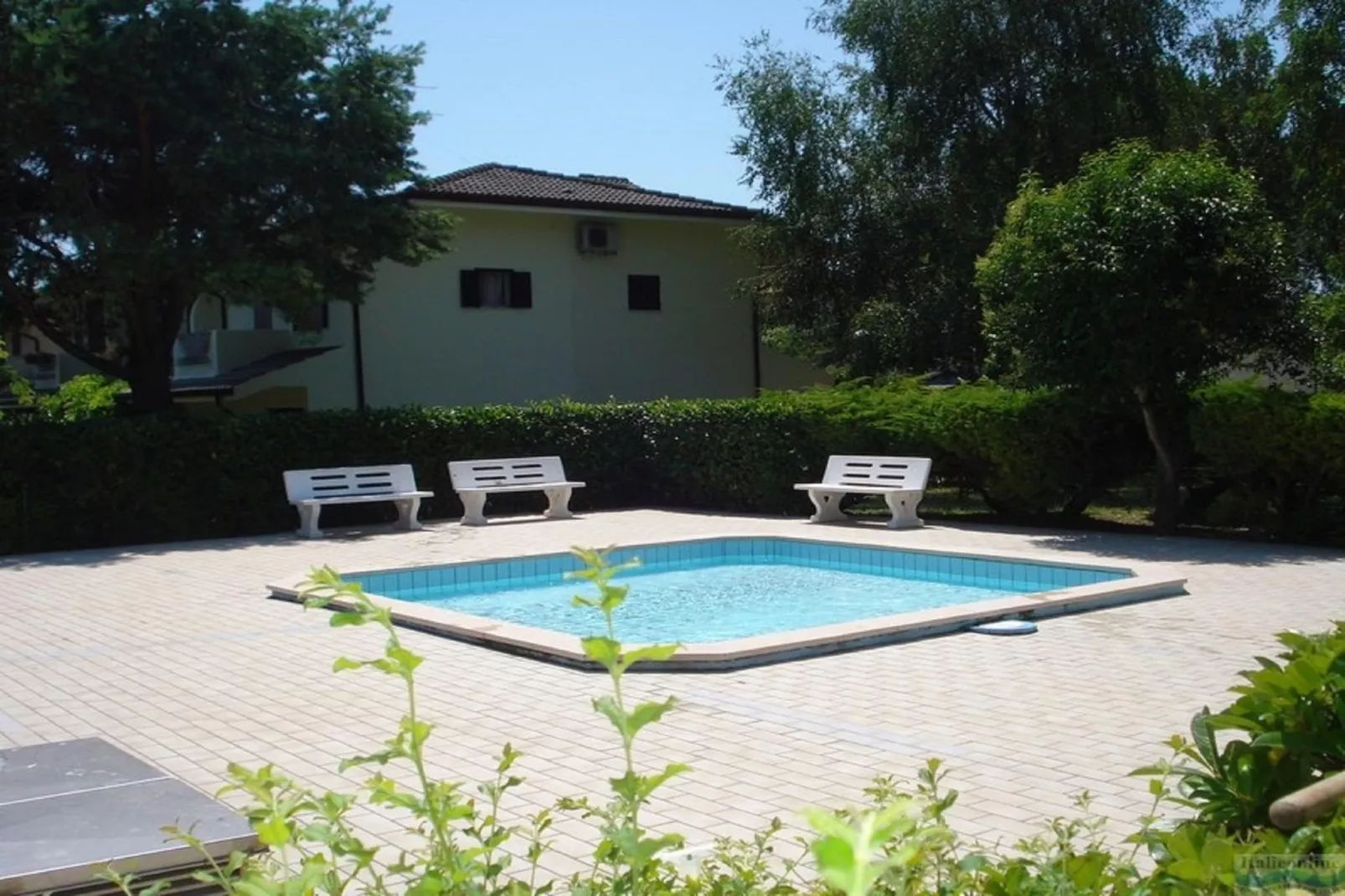 LN 42/47 - Swimming pool