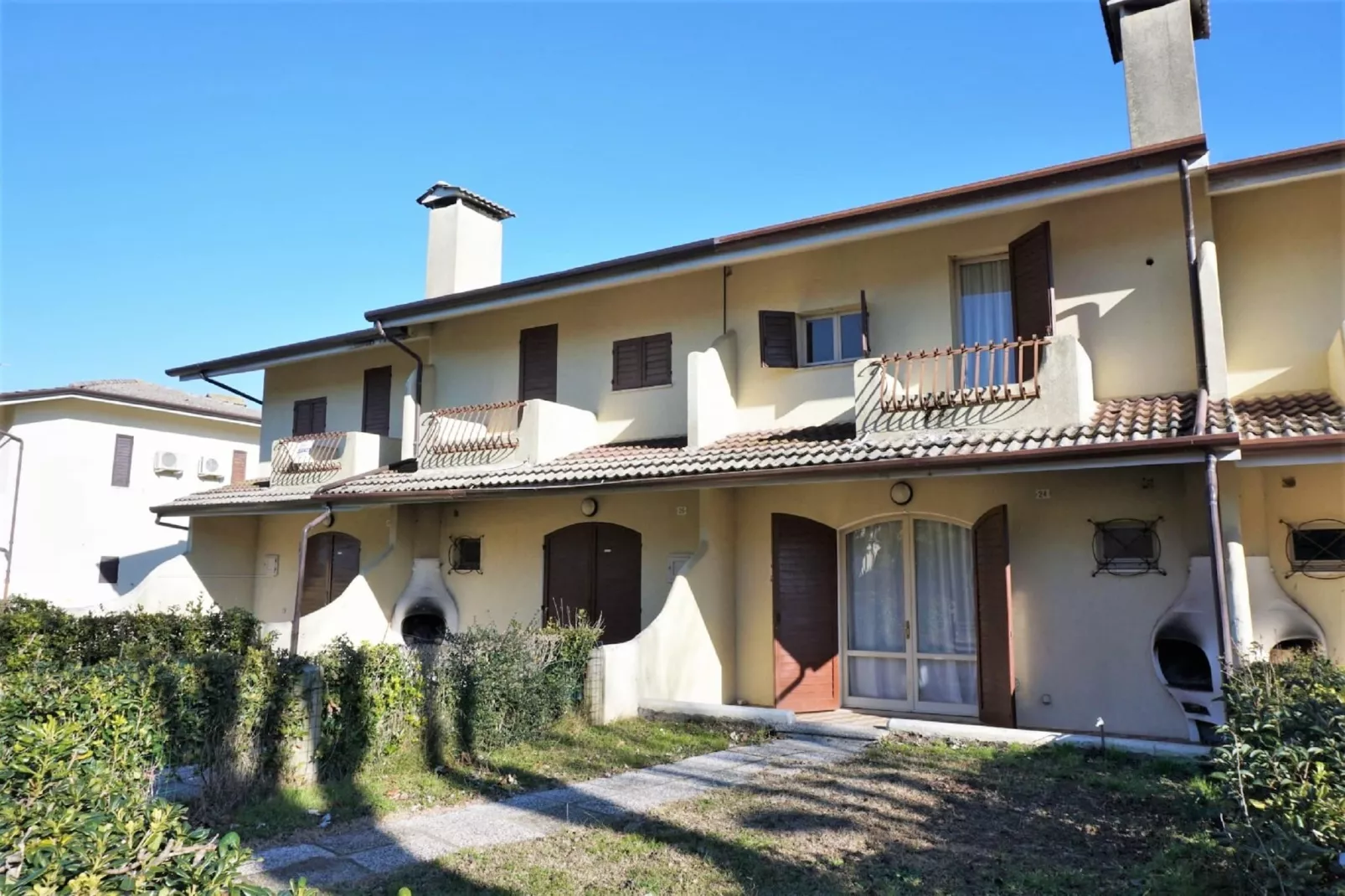 LN 42/47 - Exterior in summer