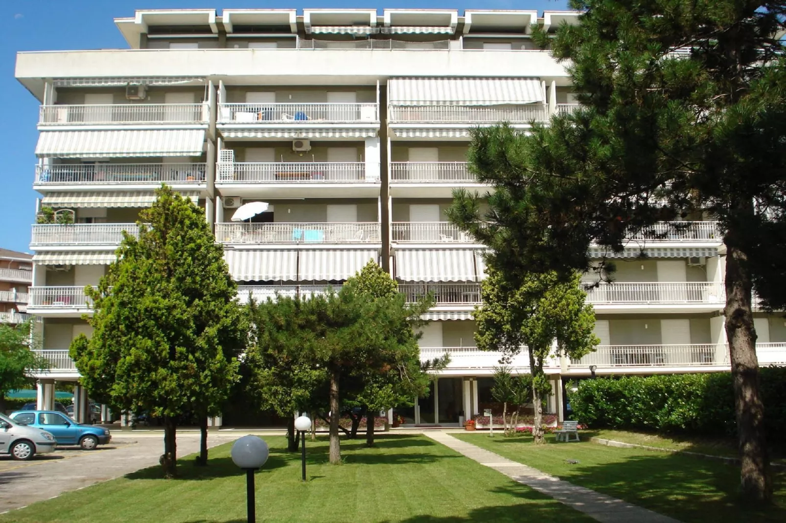 Garden 7 - Exterior in summer