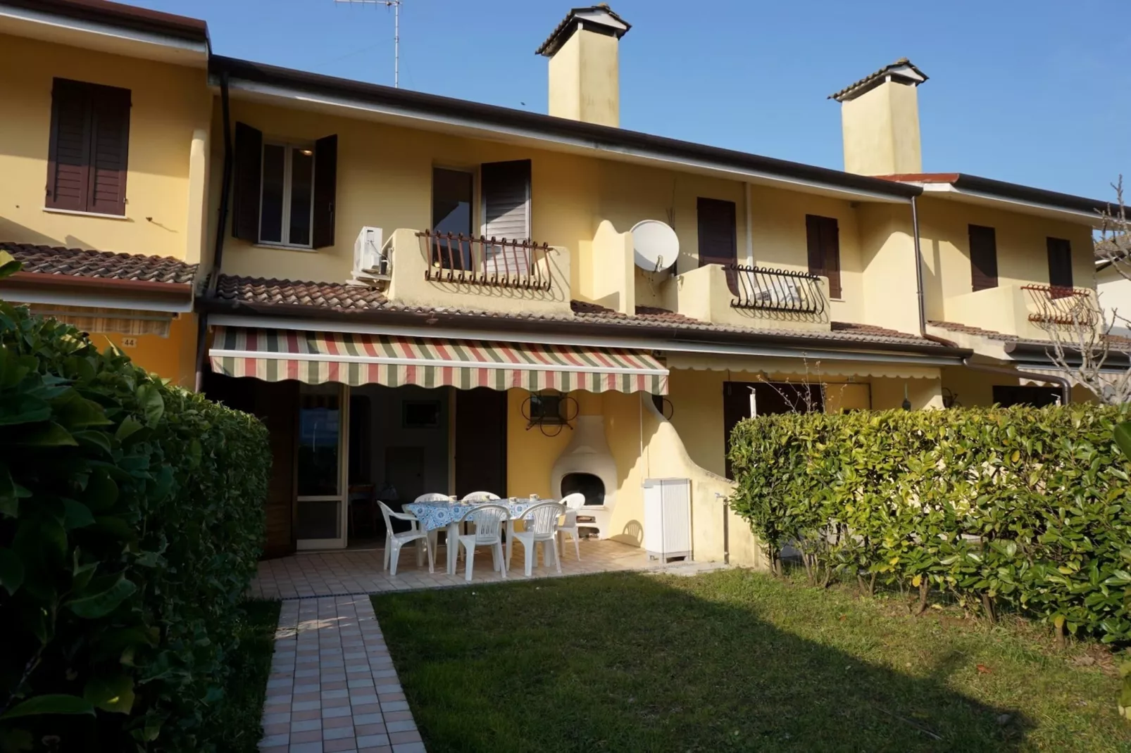 LN 42/47 - Exterior in summer