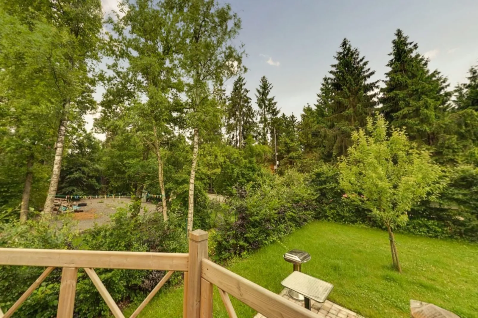 Chalet Joran - Gardens in summer