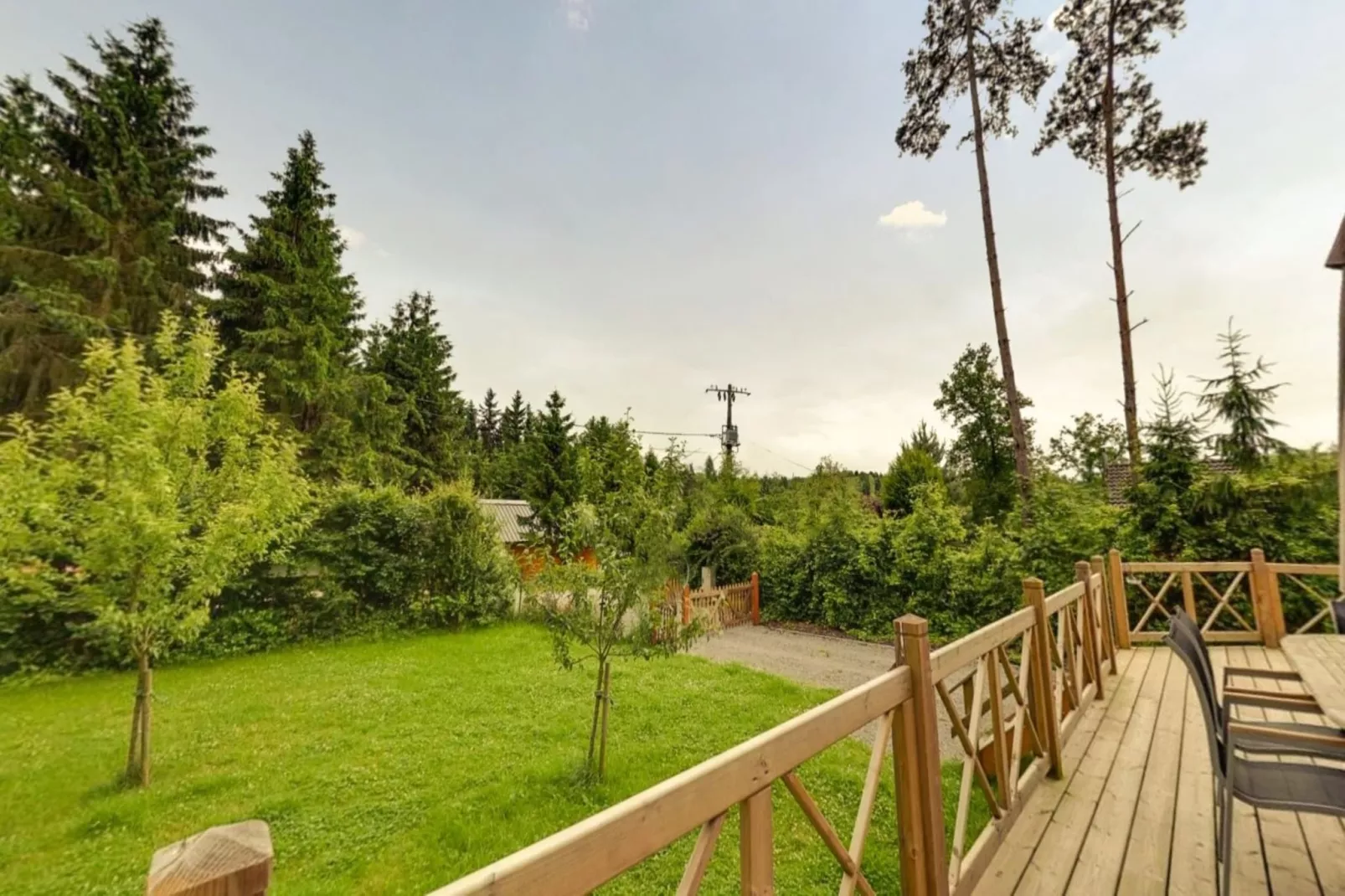 Chalet Joran - Gardens in summer