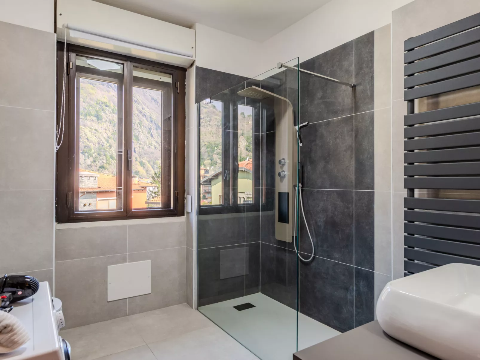 Como Lake Blu & Green - Inside