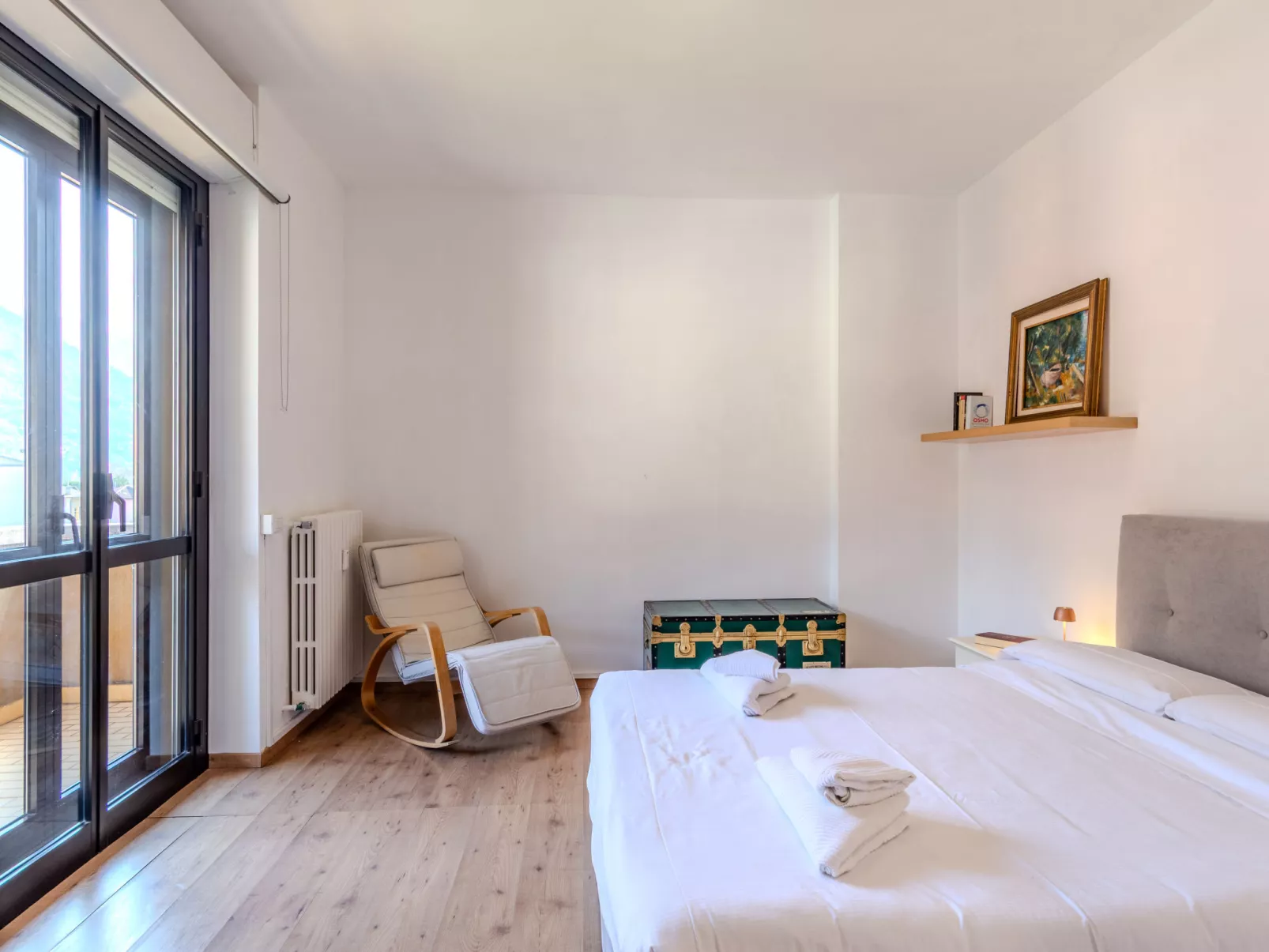 Como Lake Blu & Green - Inside