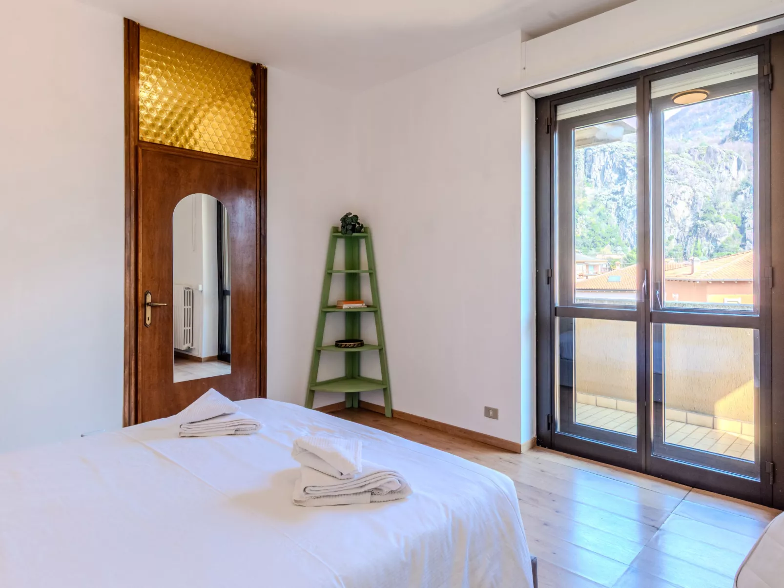 Como Lake Blu & Green - Inside