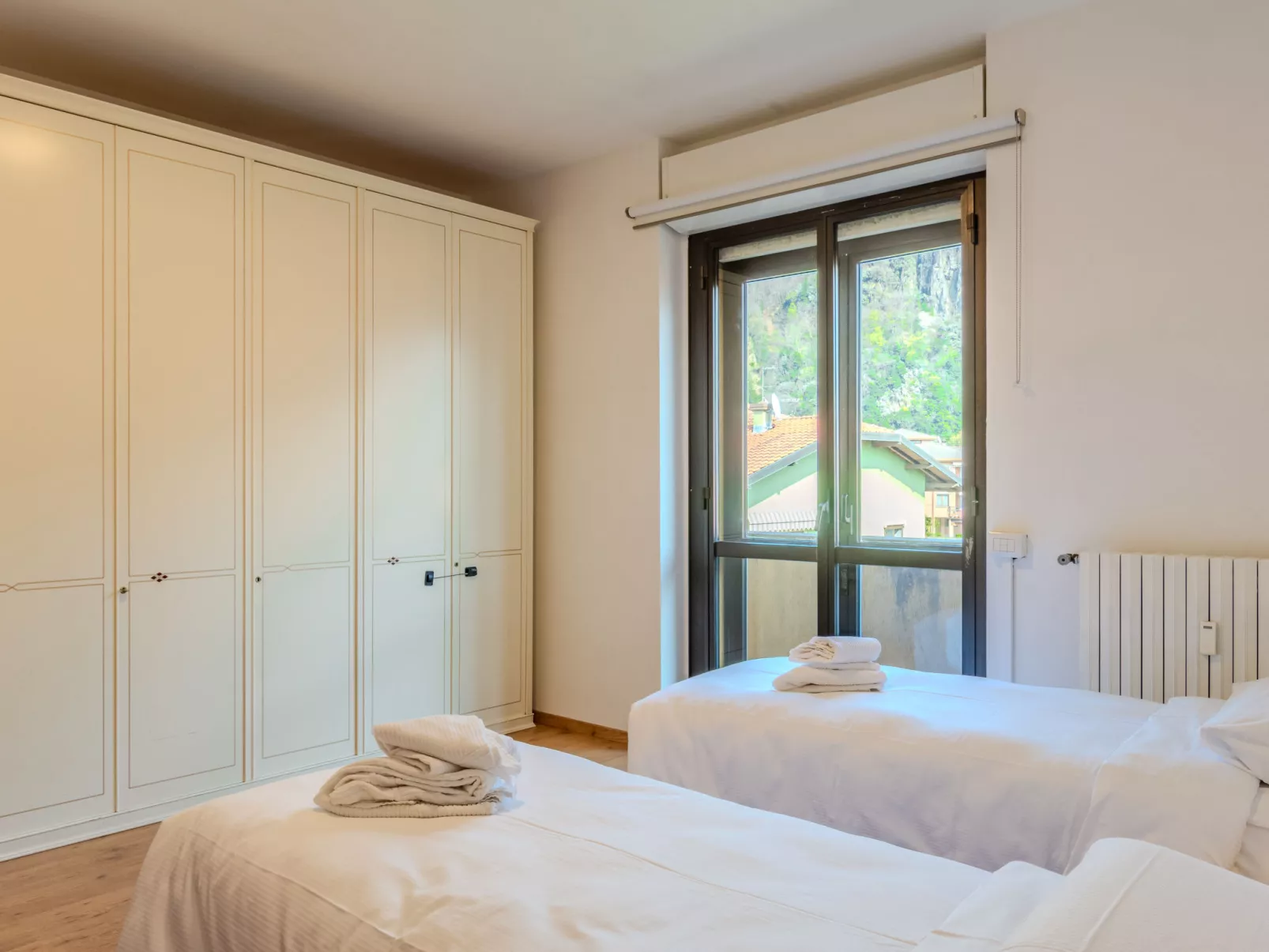 Como Lake Blu & Green - Inside