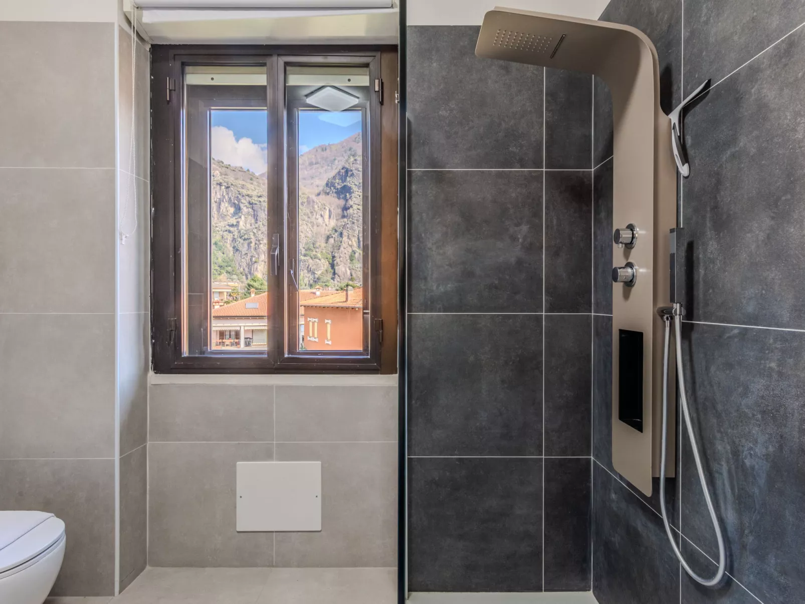 Como Lake Blu & Green - Inside