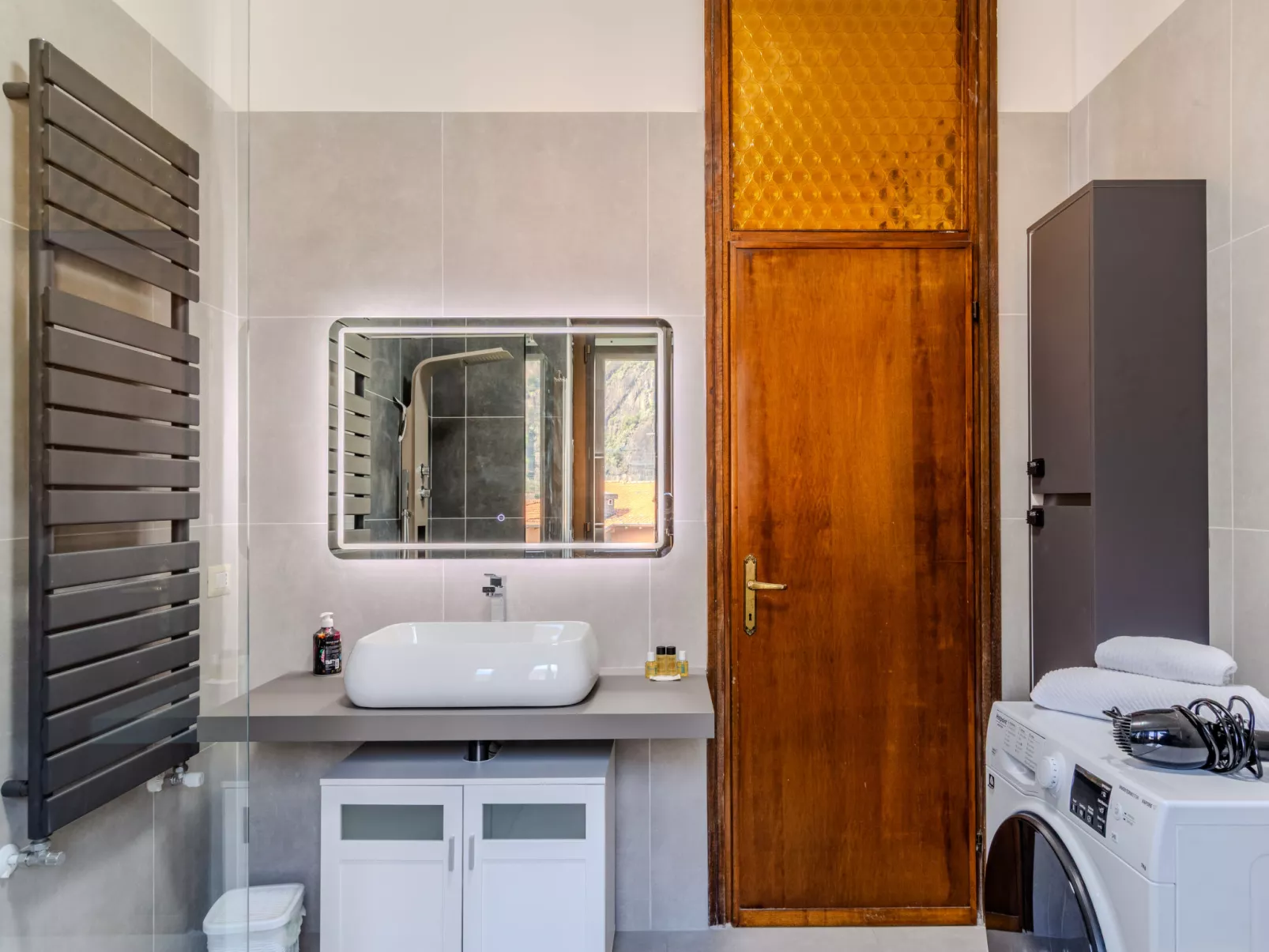 Como Lake Blu & Green - Inside