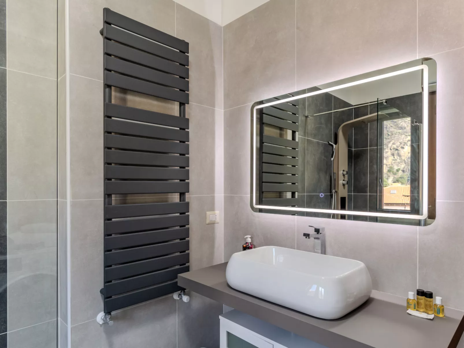 Como Lake Blu & Green - Inside