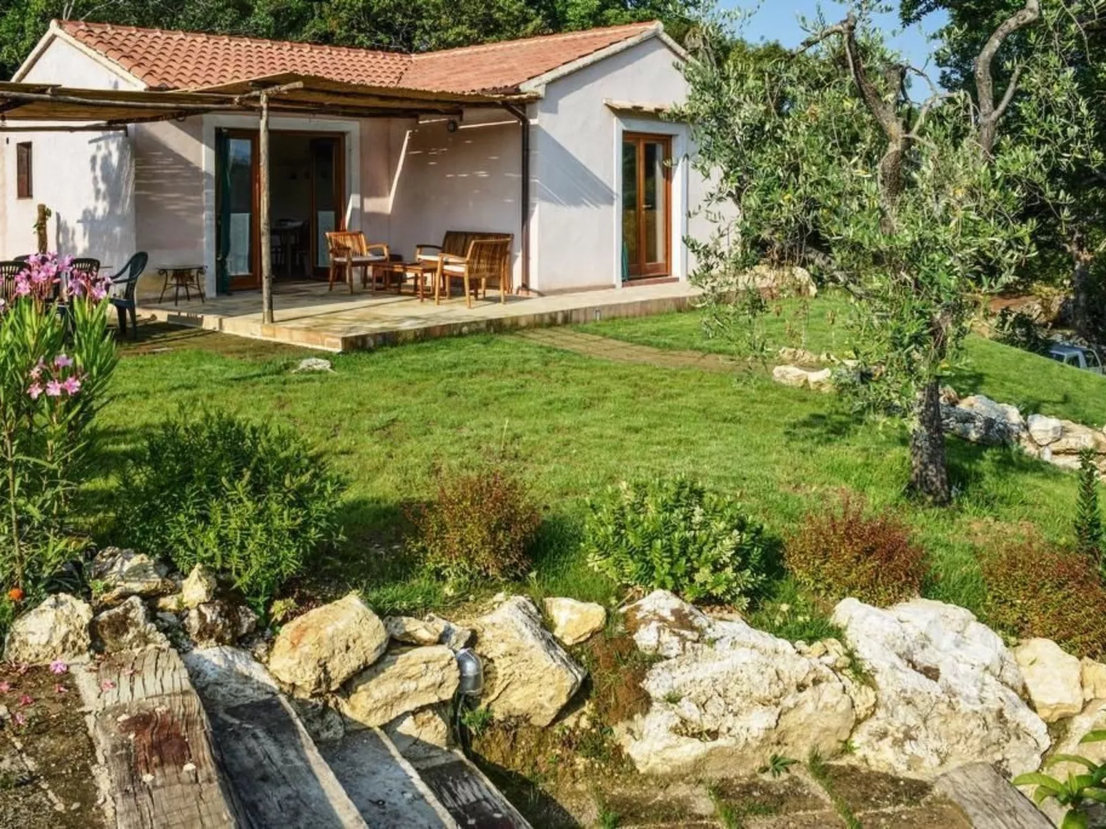 Freistehendes Landhaus mit Gemeinschaftspool - Draußen