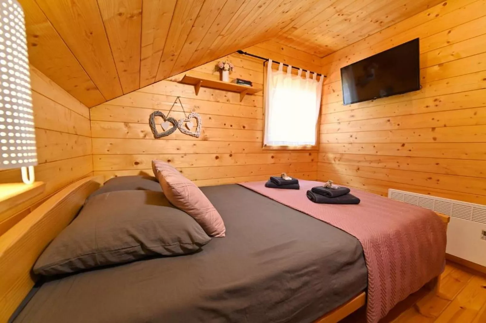 Lavanda Land - Villa Tanya Mrežnica - Three Bedroom Holiday Home with Hot Tub - Bedroom