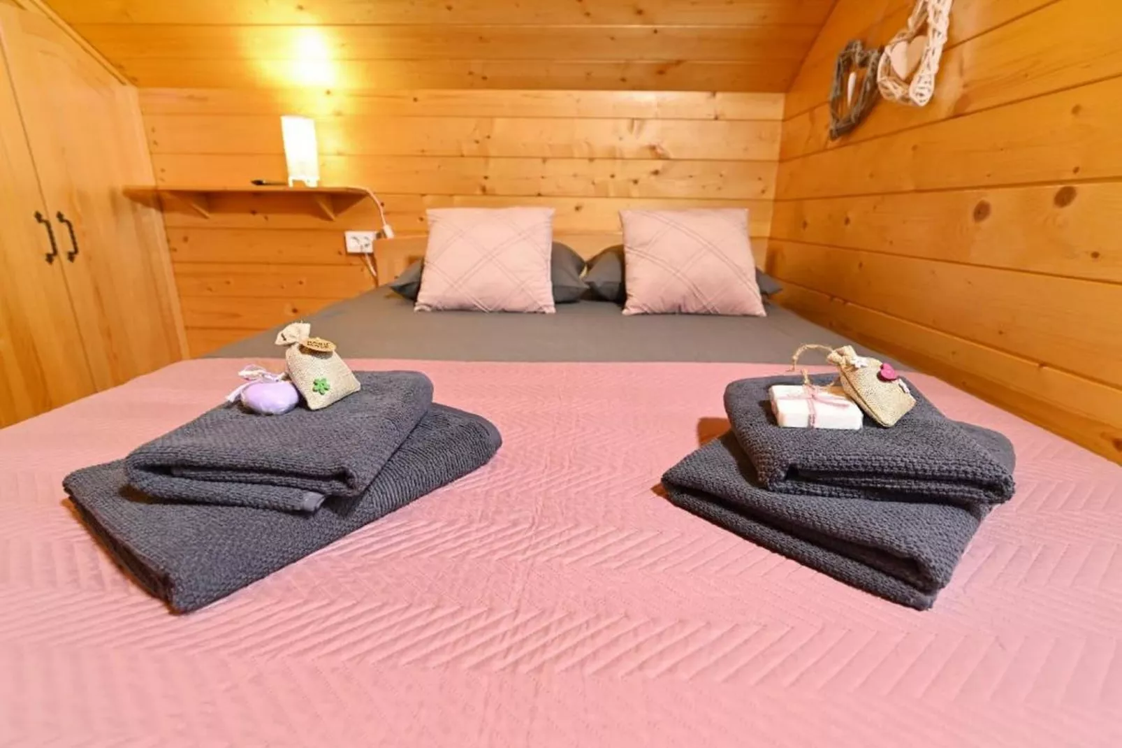 Lavanda Land - Villa Tanya Mrežnica - Three Bedroom Holiday Home with Hot Tub - Bedroom