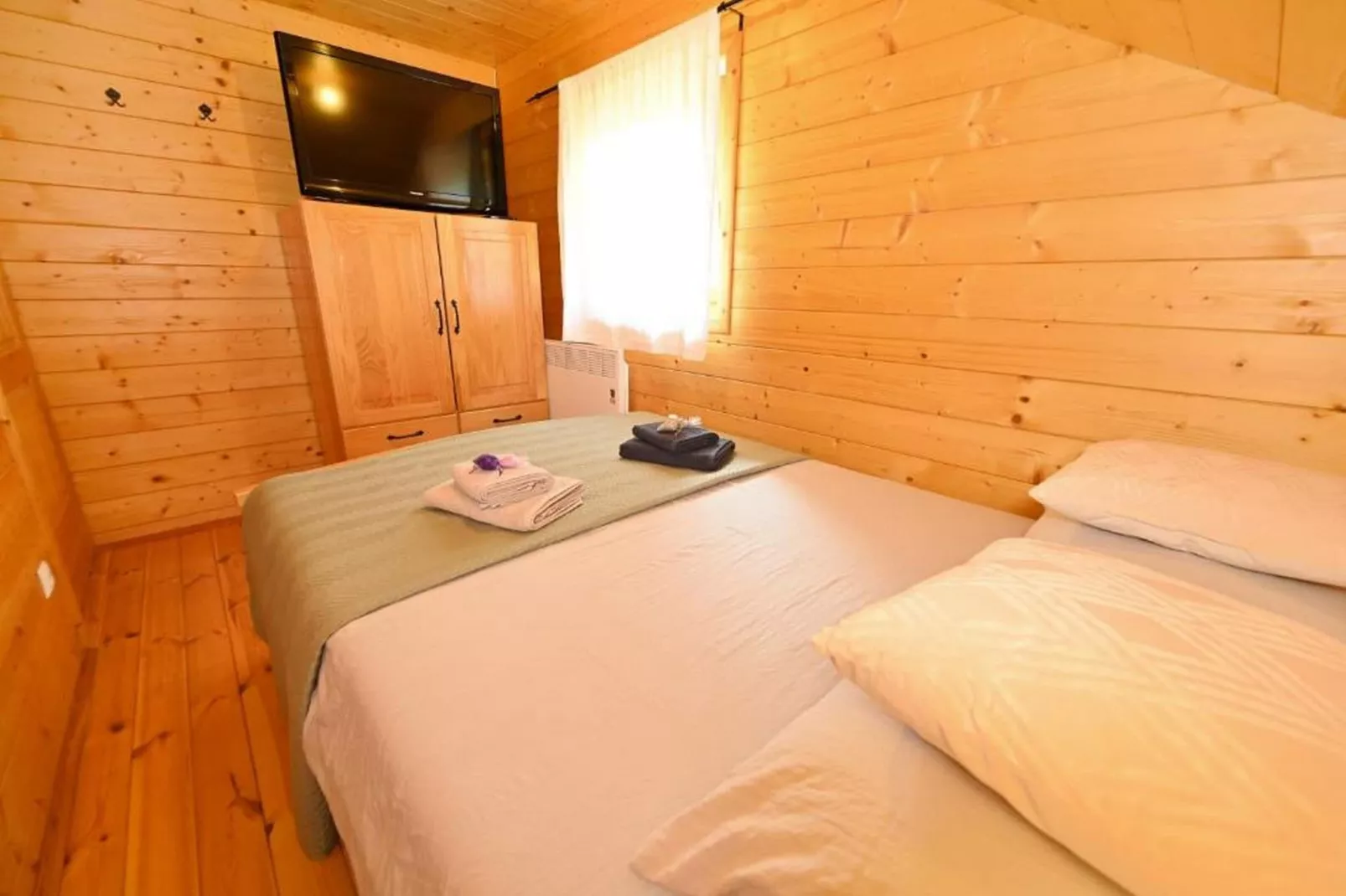 Lavanda Land - Villa Tanya Mrežnica - Three Bedroom Holiday Home with Hot Tub - Bedroom