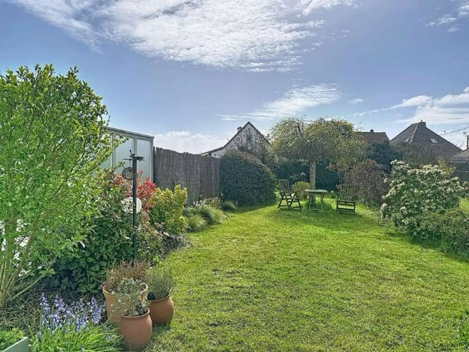 Sea-kret with garden - Outside