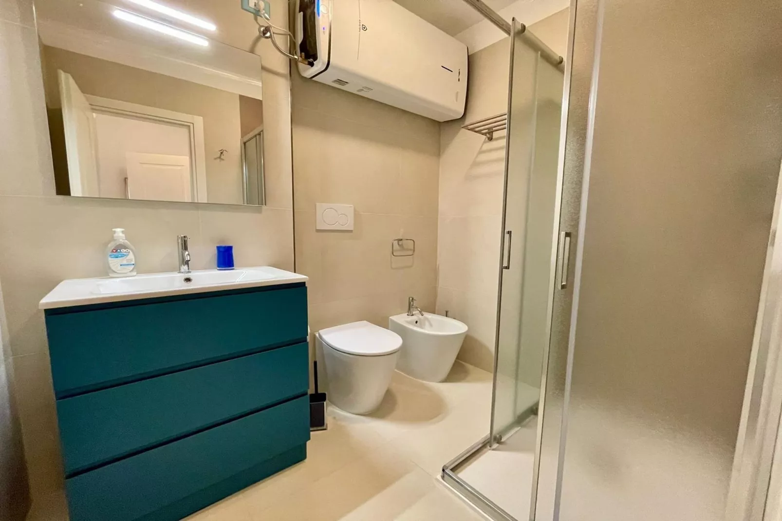 Holiday 255C - Bathroom