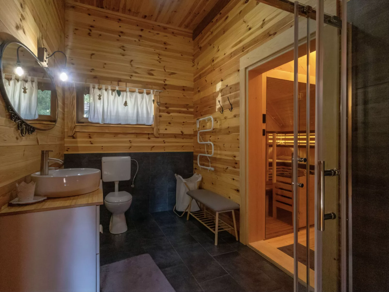 Hidden Heaven - Dedans