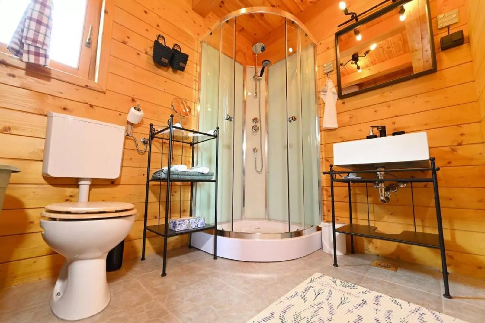 Lavanda Land - Villa Tanya Mrežnica - Three Bedroom Holiday Home with Hot Tub - Bathroom