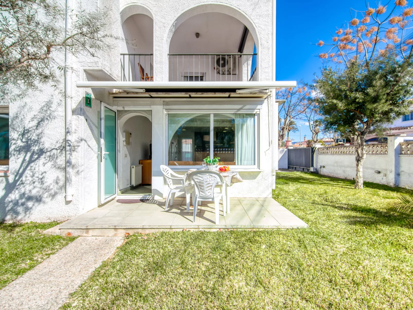 Las Palmeras - Outside