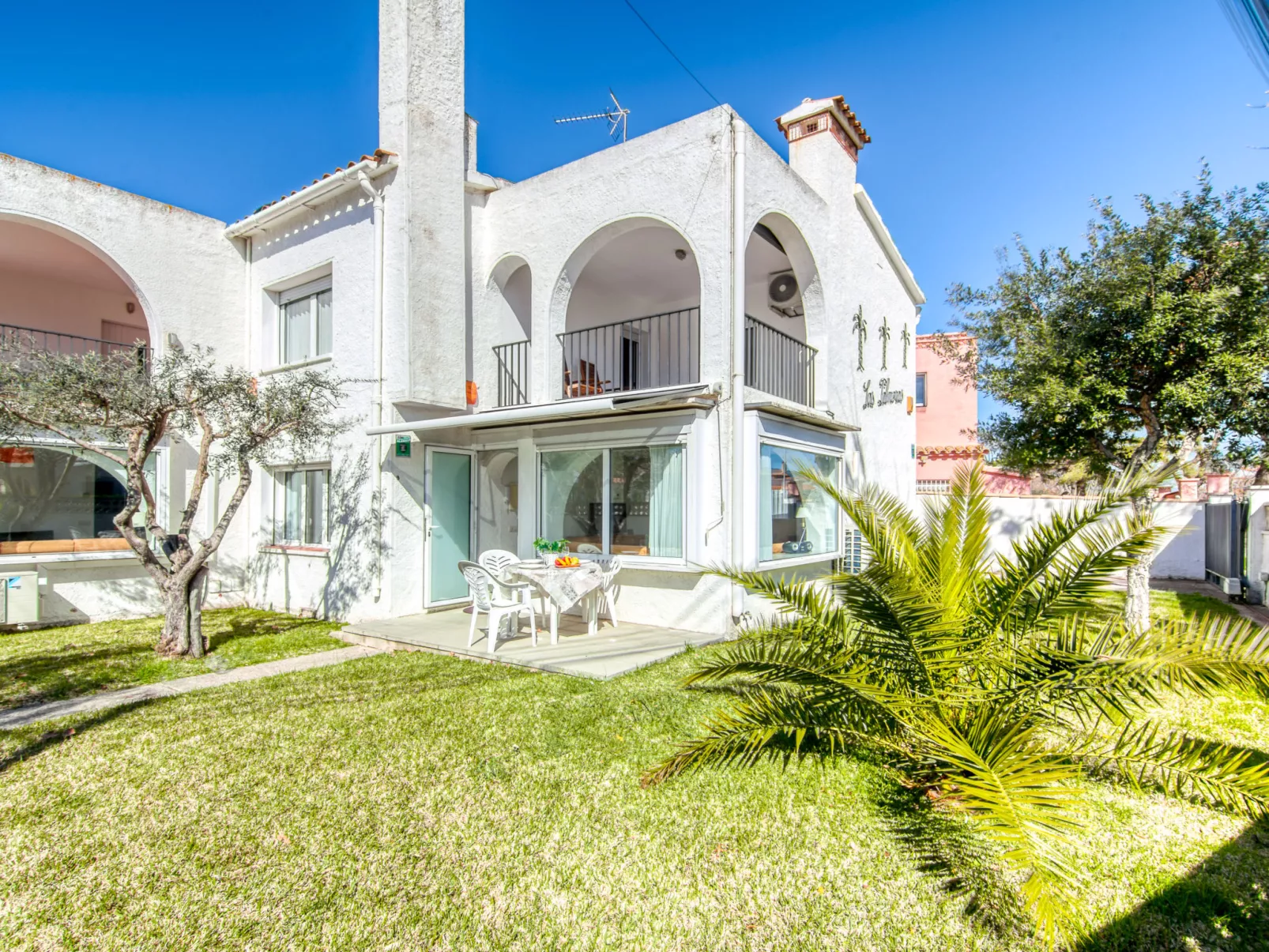 Las Palmeras - Outside