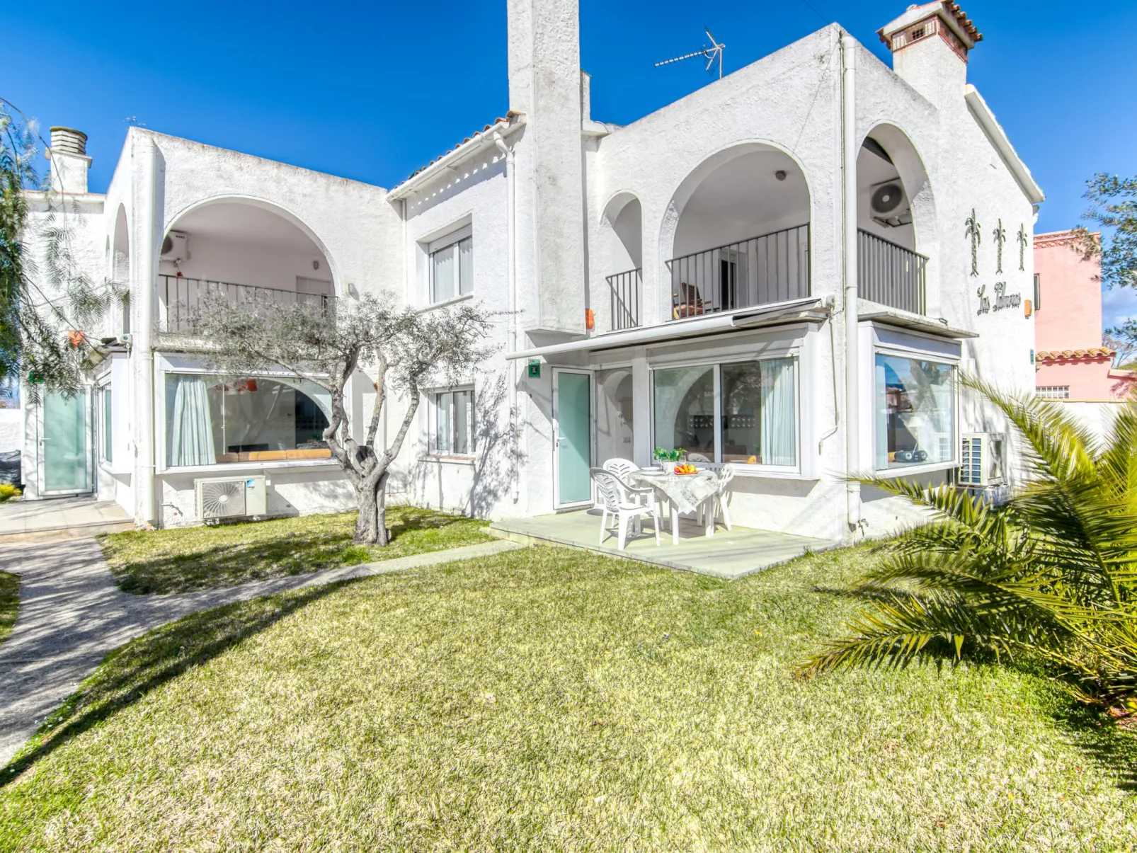 Las Palmeras - Outside