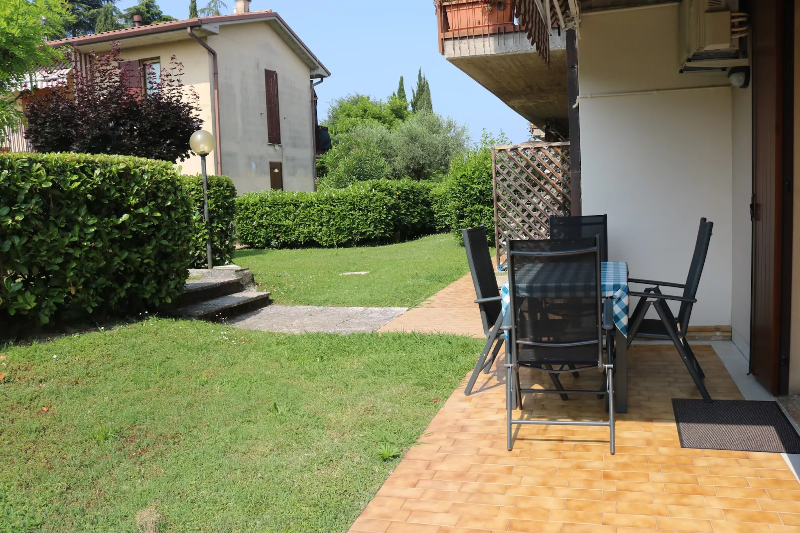Sole del Garda III-1 - Gardens in summer