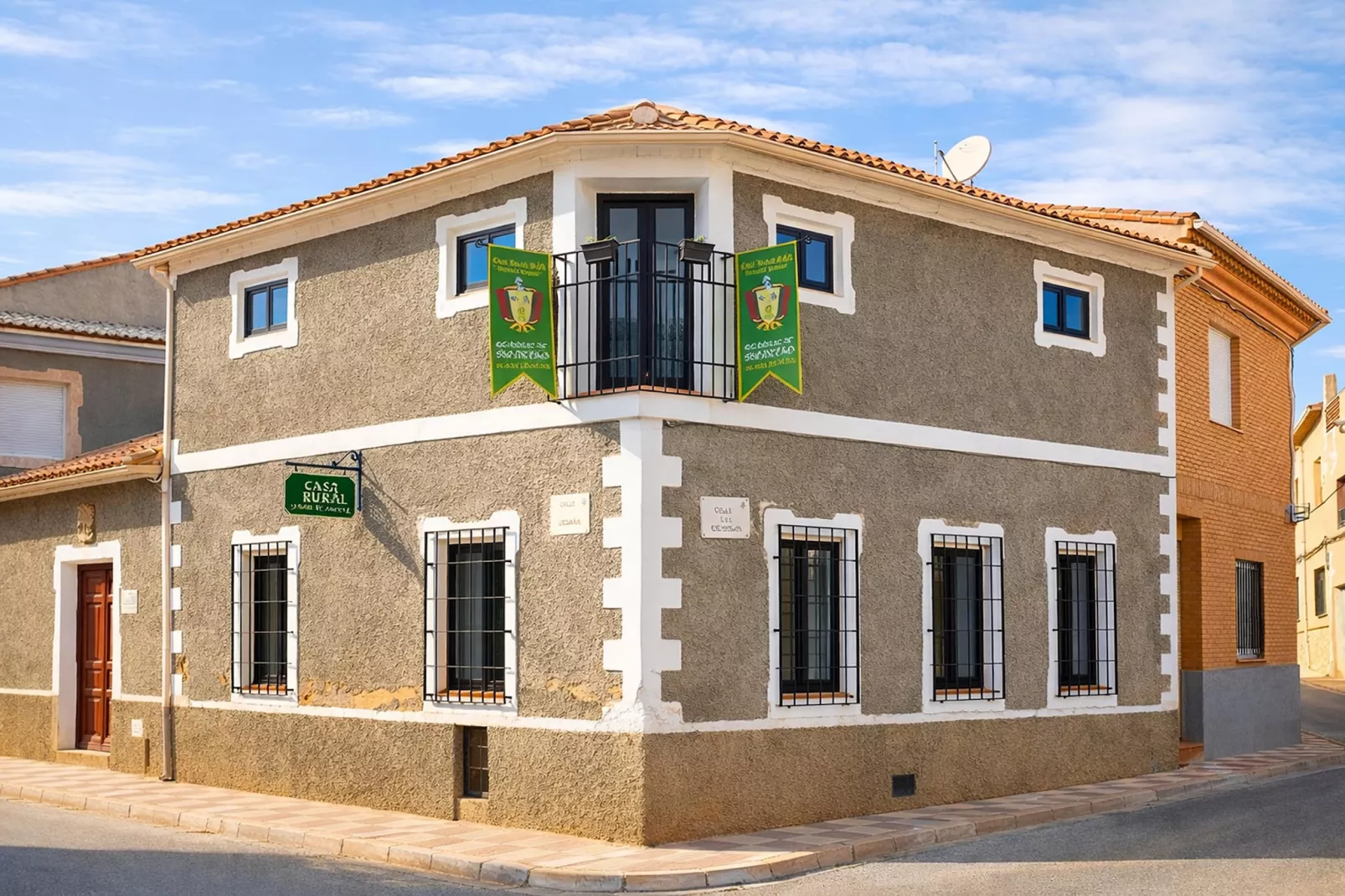 Señorío de Montero - Exterior in summer