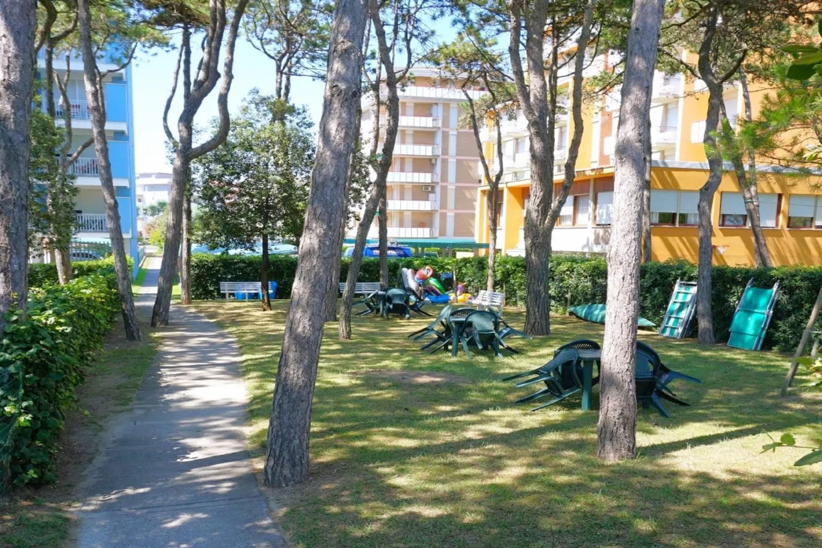 Riviera 18 - Gardens in summer