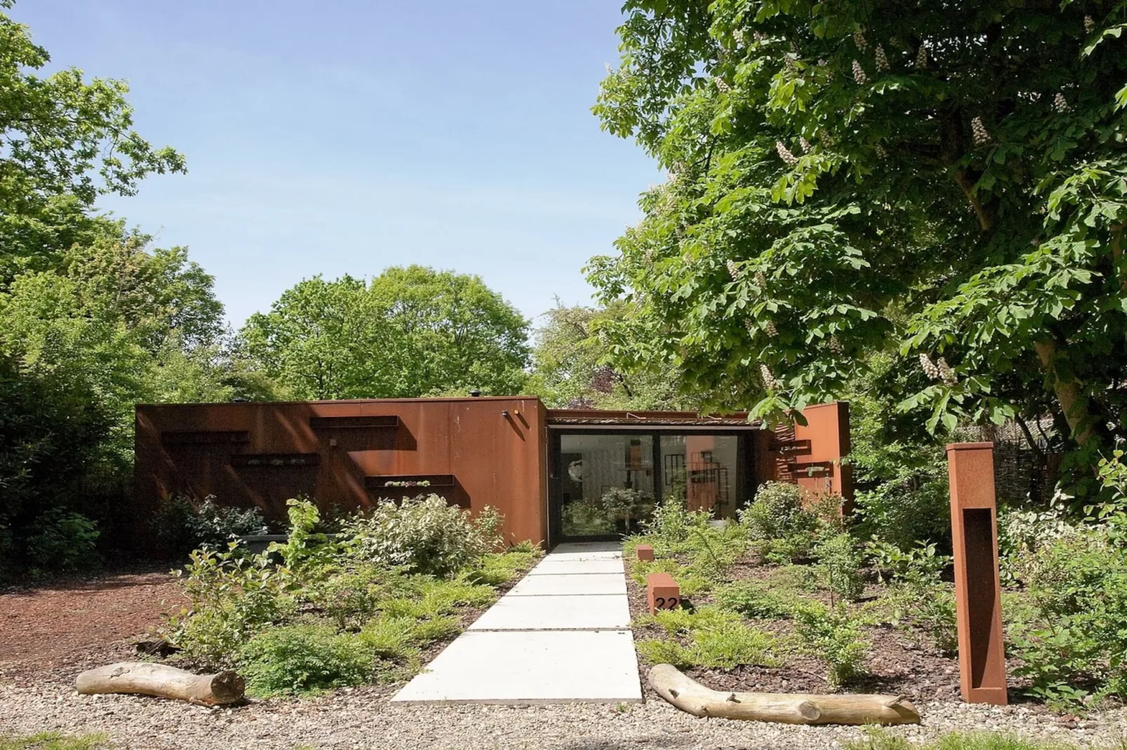 Stalen Boshuis - Exterior in summer