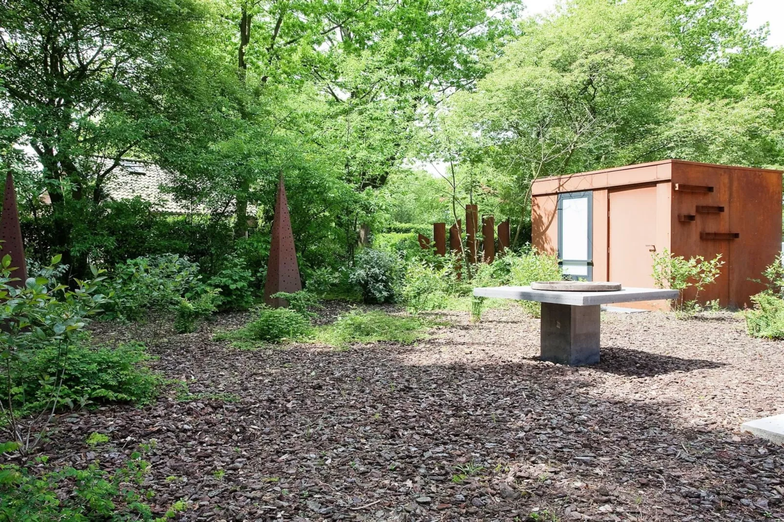 Stalen Boshuis - Exterior in summer