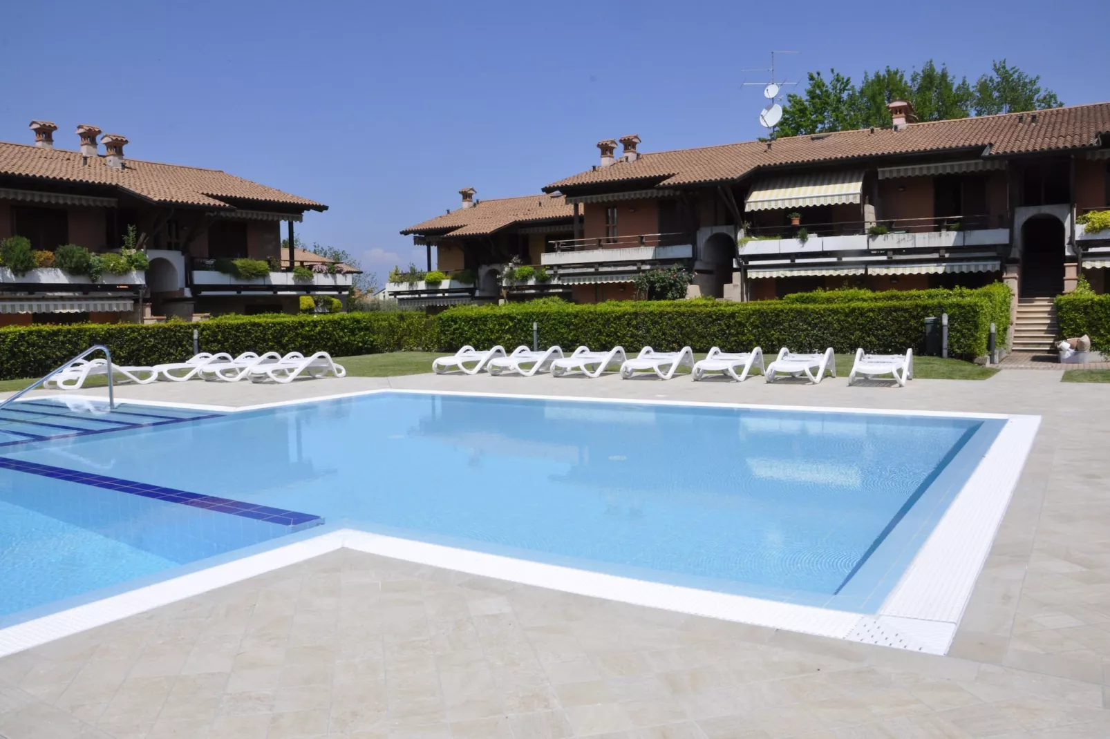 Casara Elle Otto - Exterior in summer