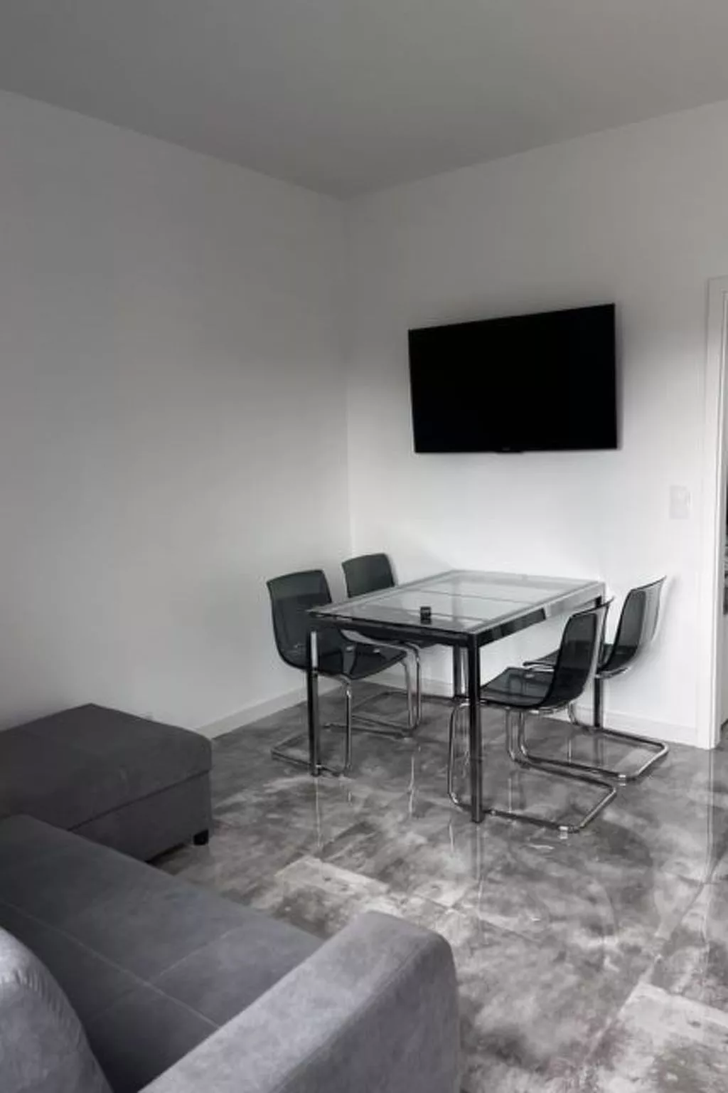 Zwei-Zimmer-Reihenhauswohnung - Dedans