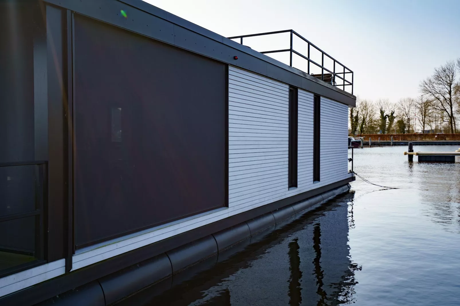 Houseboat Meerzicht - Exterior in summer