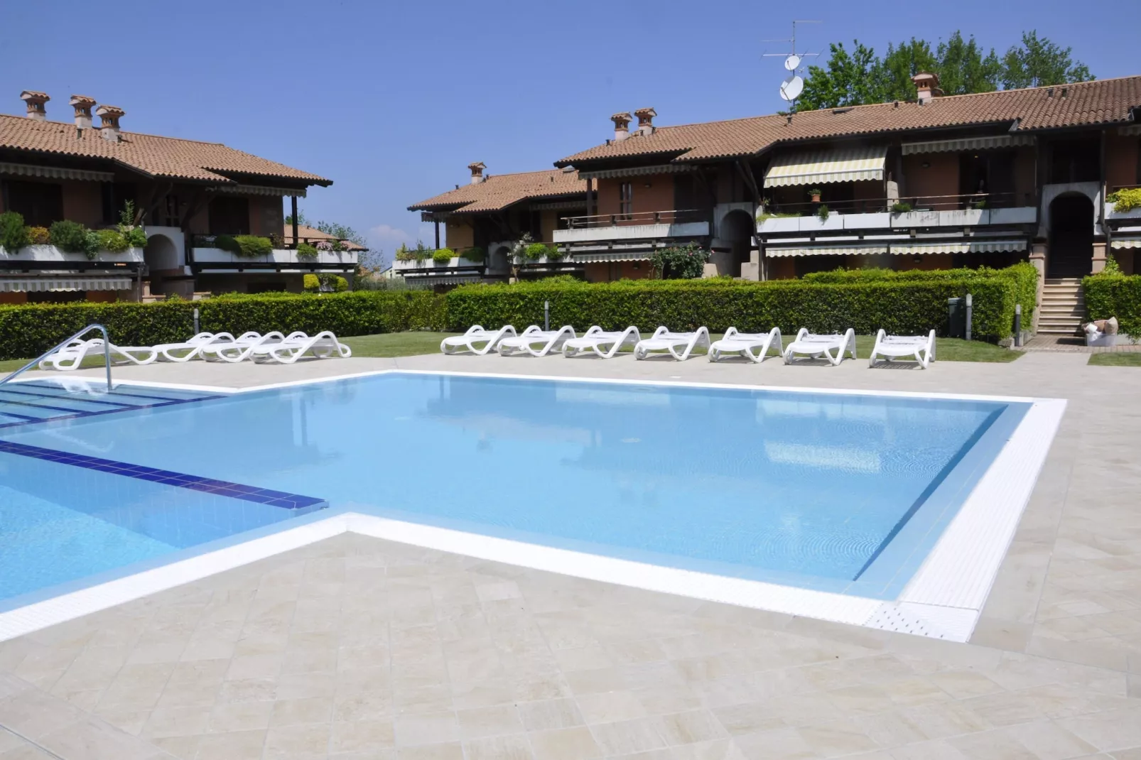 Casara Elle Otto - Exterior in summer