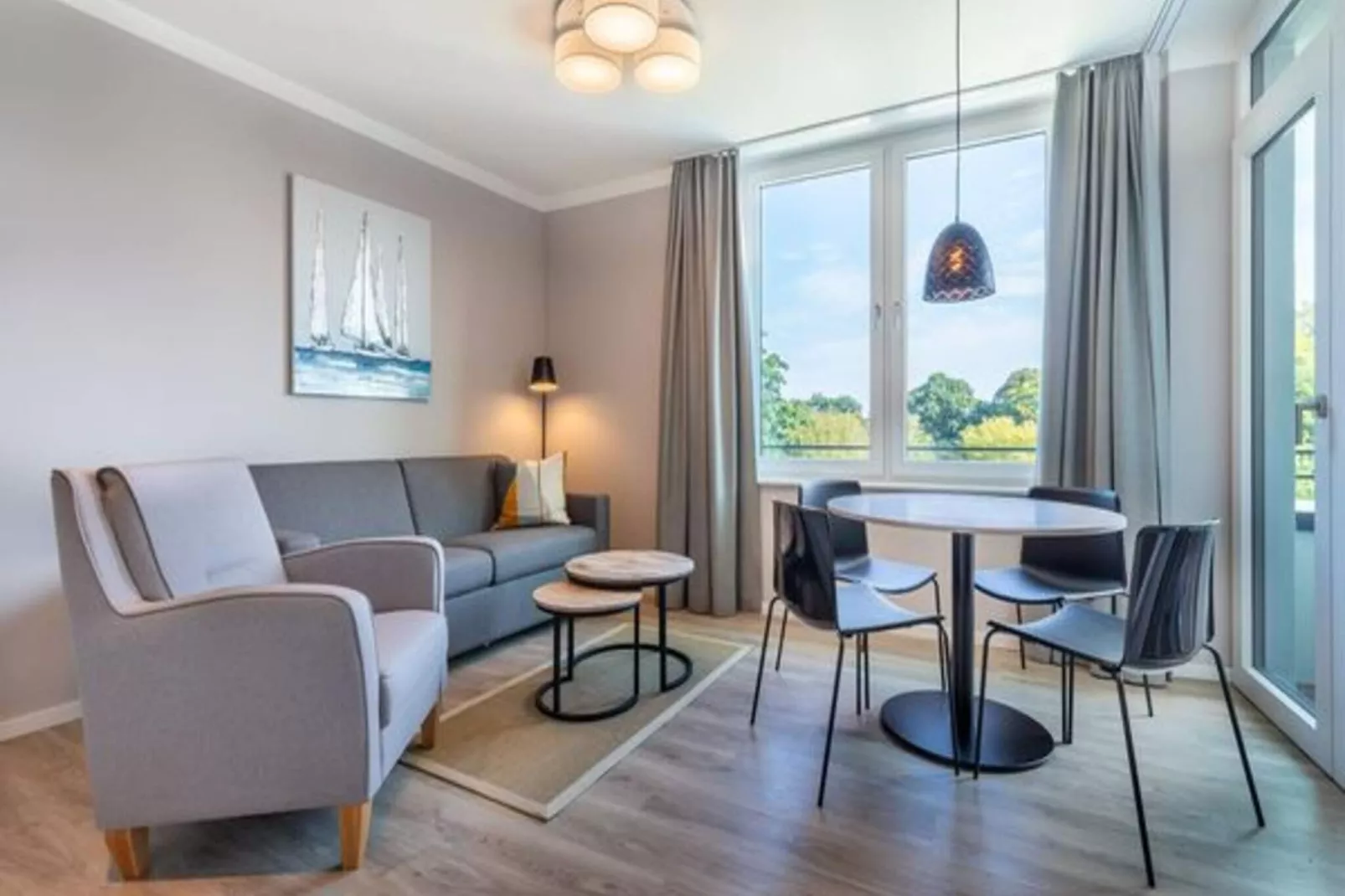 Séjour familial moderne avec balcon - Intérieur