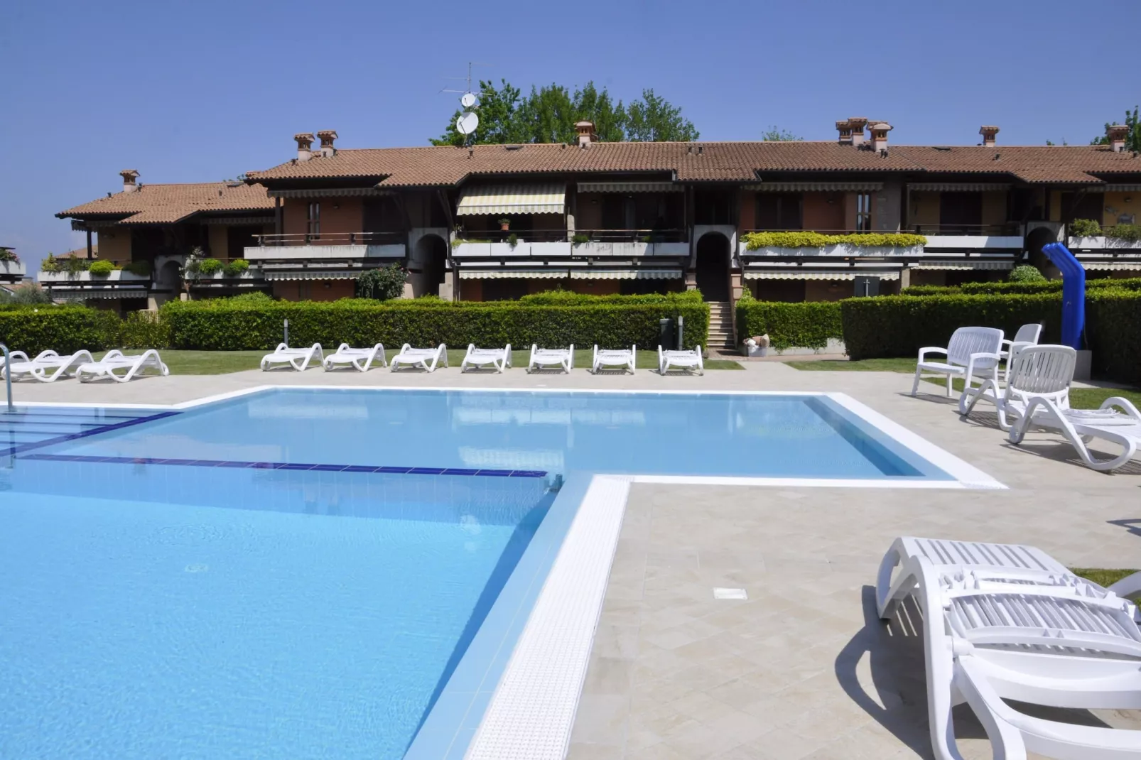 Casara Elle Otto - Exterior in summer