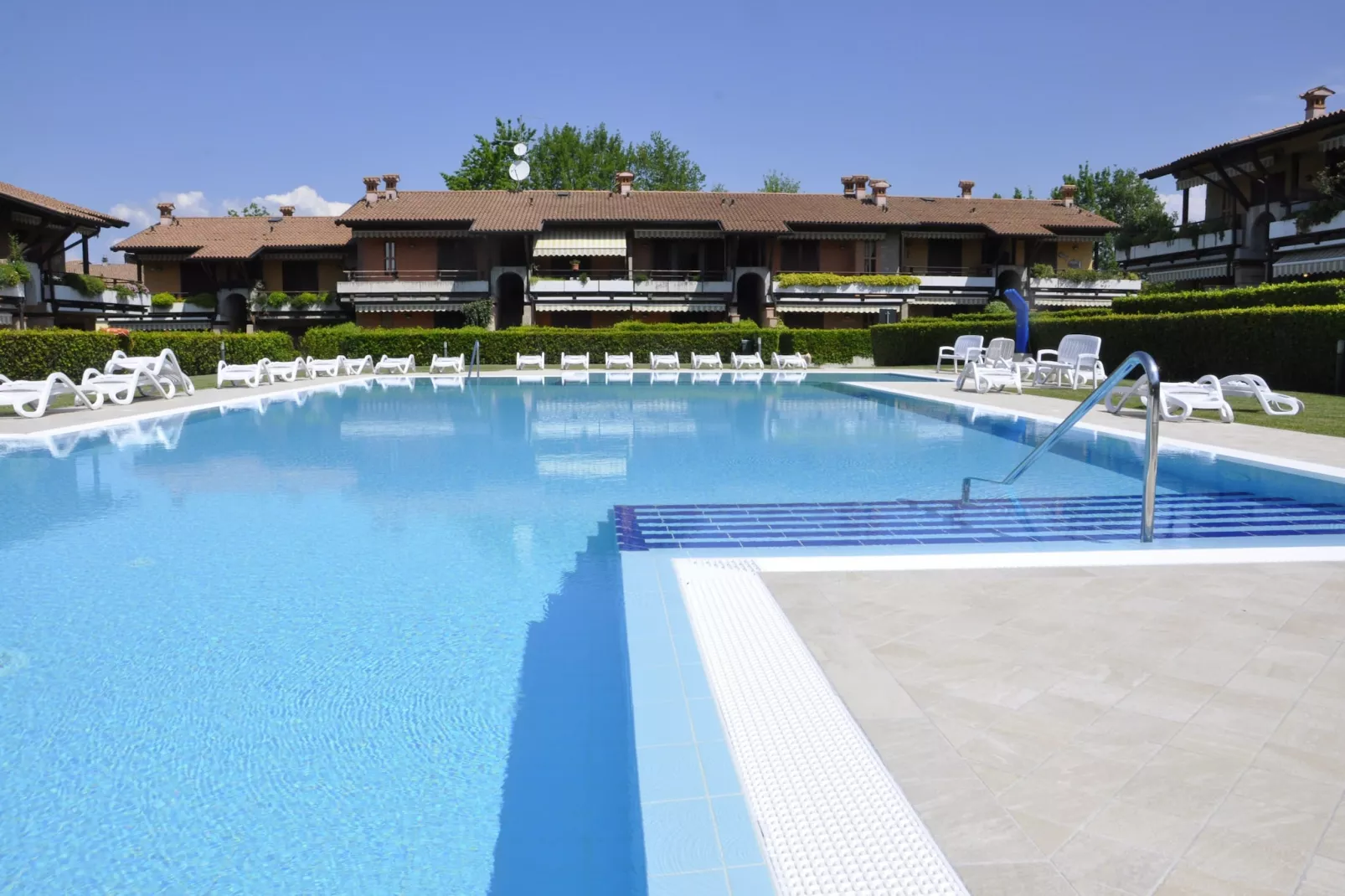 Casara Elle Otto - Exterior in summer