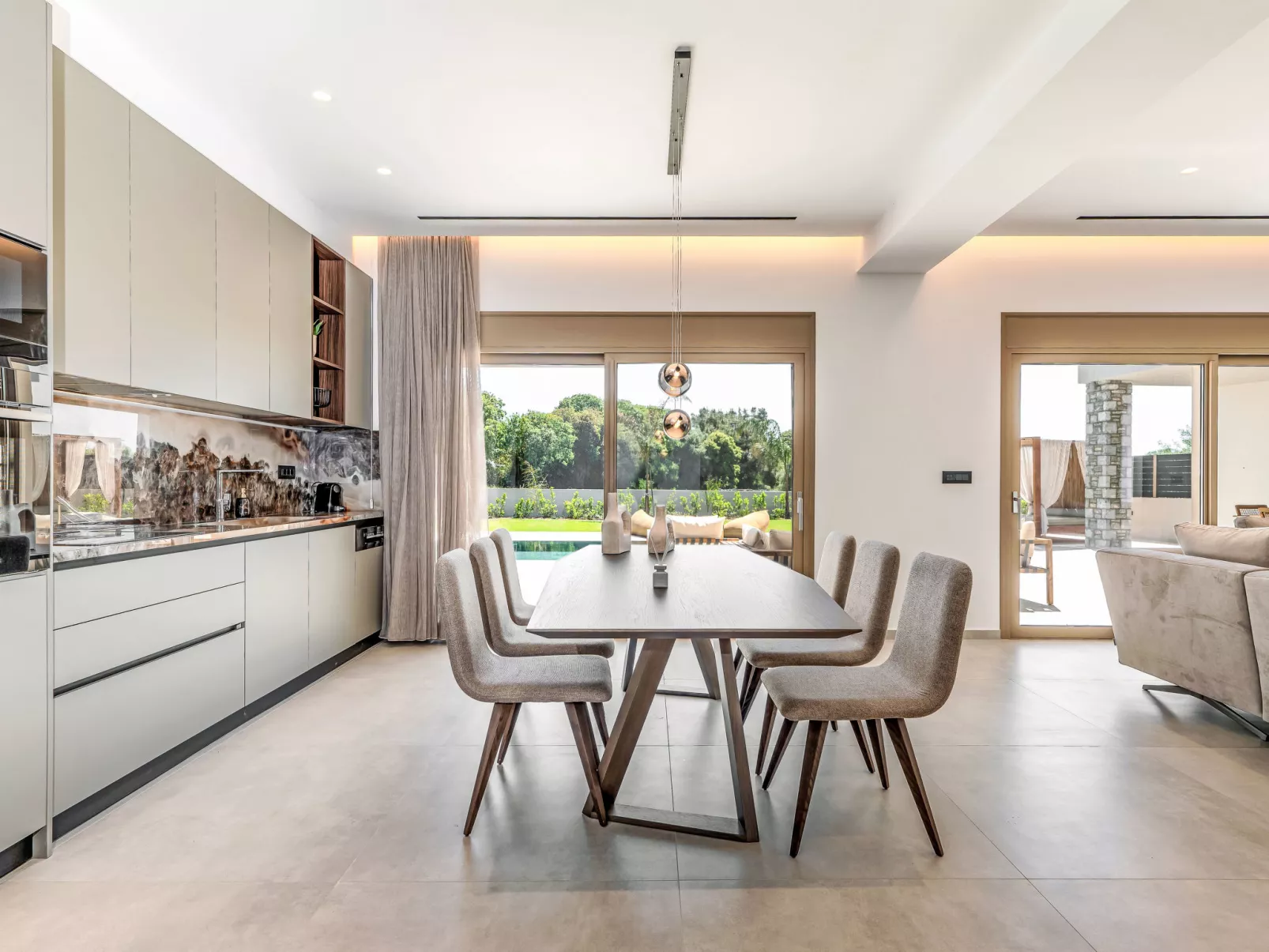 Ruby Paradise - Drinnen