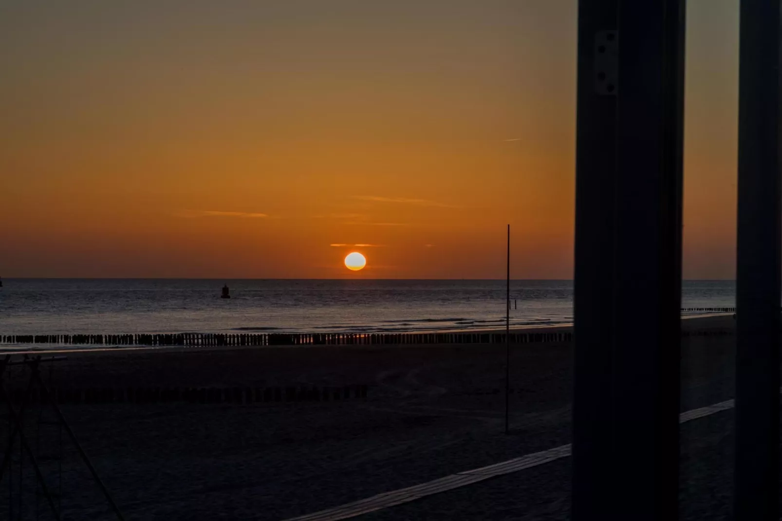 Beach sleep house near Dishoek directly by the sea with panoramic view and terrace, number 342 - Vue d'été