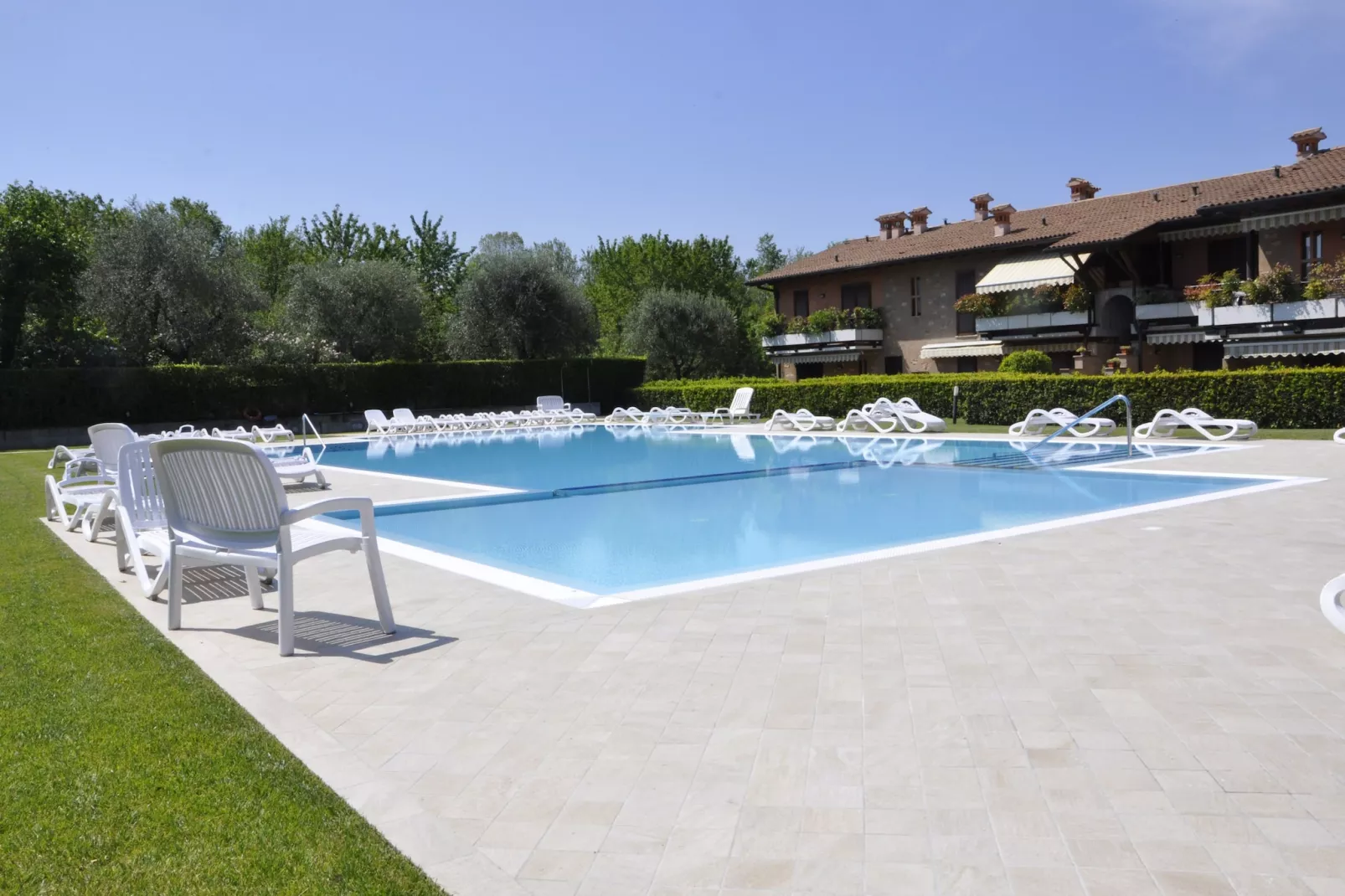 Casara Elle Otto - Swimming pool