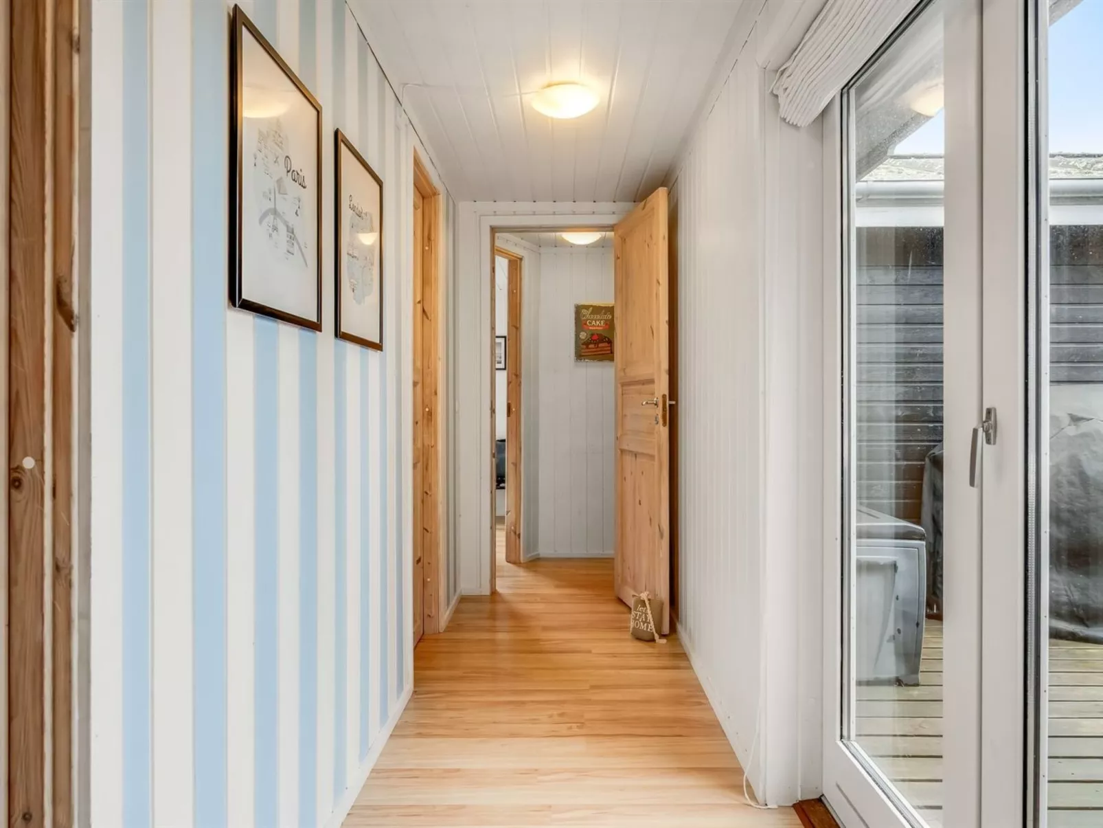 "Bylgja" - 1.7km from the sea - Inside