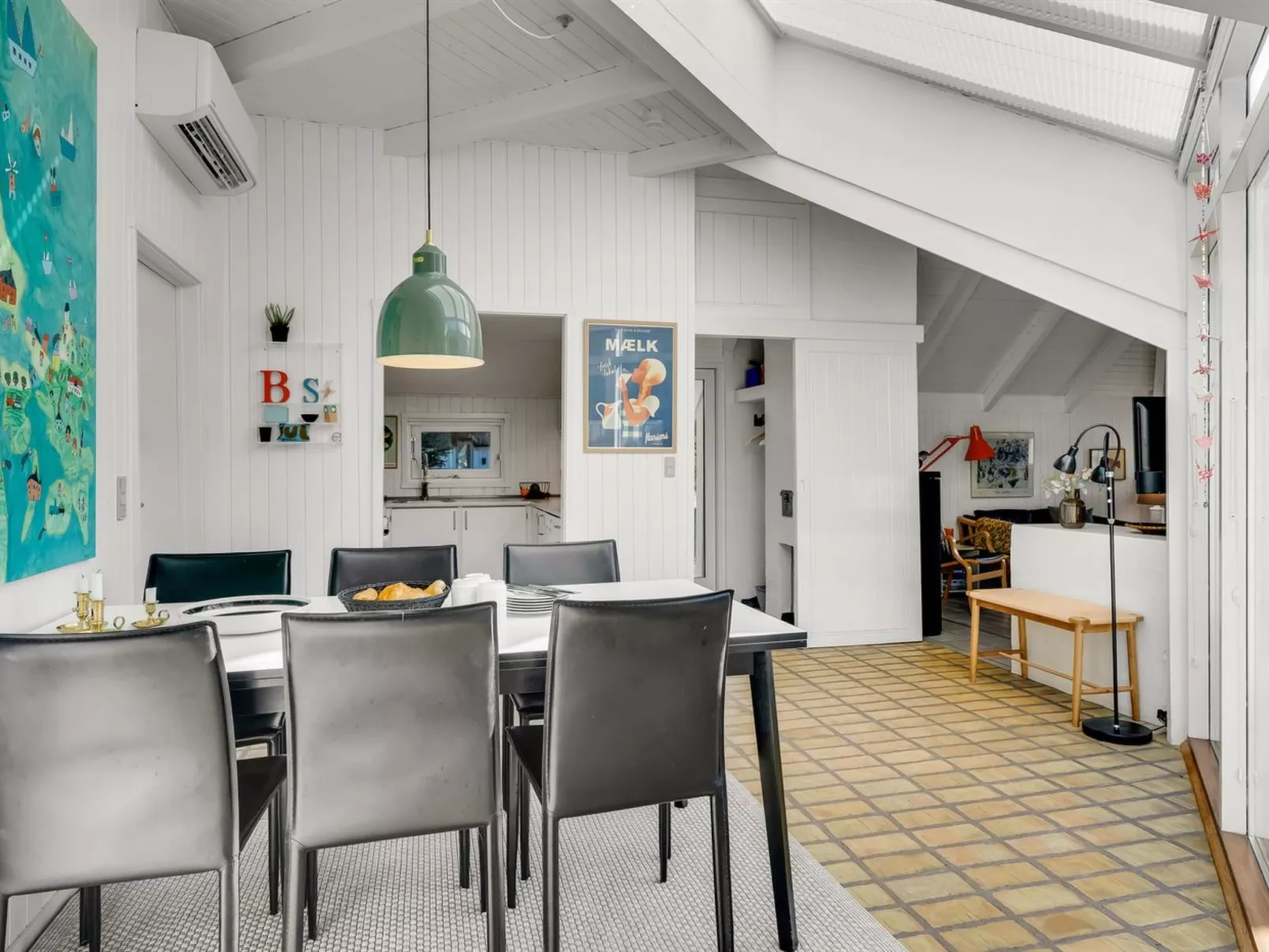 "Udder" - 1.3km from the sea - Inside